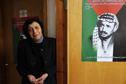 Haifaa Qudsia, militante de Fatah de 68 años, junto a un cartel con la imagen de Yaser Arafat.
