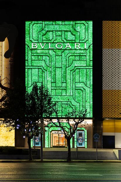 La totémica fachada color jade de Bvlgari, creada por el estudio MVRDV con botellas de champagne recicladas en Shanghái.