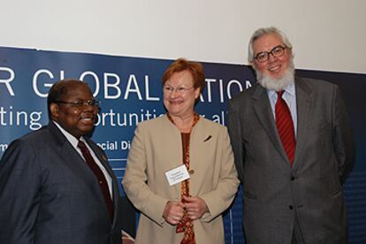 De izquierda a derecha, B. Mkapa, T. Halonen y J. Somavía, tras la presentación del documento de la OIT.