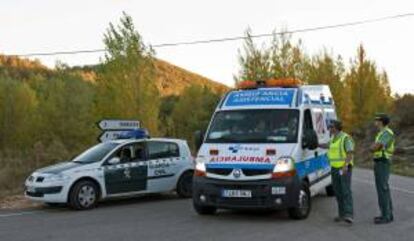 Una ambulancia junto a agentes de la Guardia Civil en las inmediaciones del lugar en el que fallecieron cuatro trabajadores en un accidente laboral en las obras del embalse de Castrovido (Burgos). EFE/Archivo