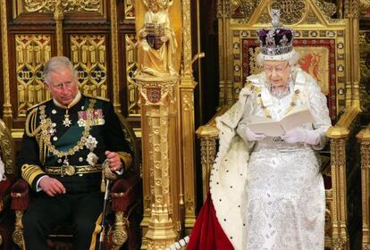 El príncipe Carlos y la reina Isabel de Inglaterra en el Parlamento británico, el 8 de mayo de 2013.
