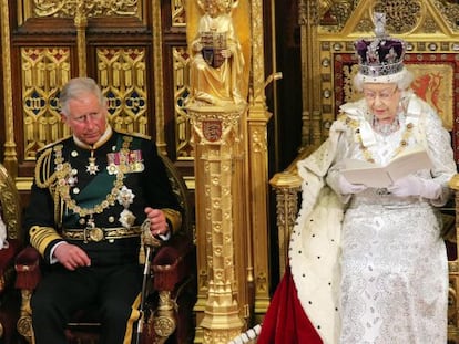 El pr&iacute;ncipe Carlos y la reina Isabel de Inglaterra en el Parlamento brit&aacute;nico, el 8 de mayo de 2013.