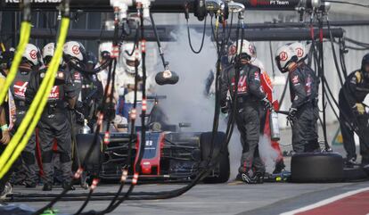 Humo en el coche del piloto de Romain Grosjean.