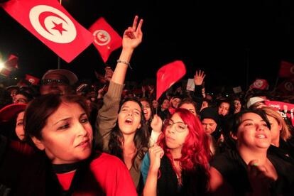 Simpatitzants de Nidaa Tounes celebrant la victòria diumenge a la nit.