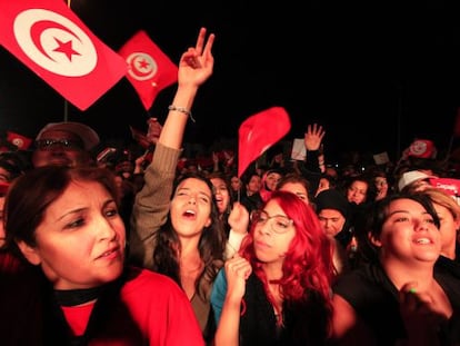 Simpatitzants de Nidaa Tounes celebrant la victòria diumenge a la nit.