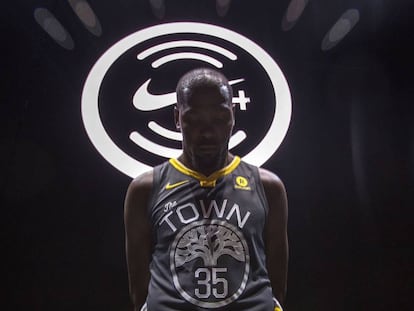 Kevin Durant, estrella de los Golden State Warriors, con la nueva camiseta y el logo de Nike Connect, la app para fans, al fondo.