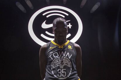 Kevin Durant, estrella de los Golden State Warriors, con la nueva camiseta y el logo de Nike Connect, la app para fans, al fondo.