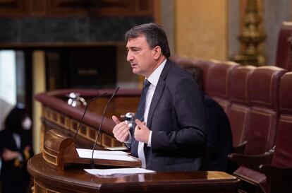 El portavoz parlamentario del PNV, Aitor Esteban, interviene durante una sesión plenaria en el Congreso de los Diputados.