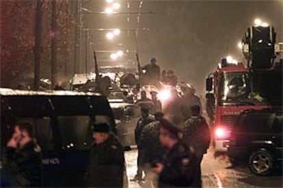 Fuerzas especiales de la policía rusa, frente al teatro de Moscú tomado por el <i>comando</i> checheno.