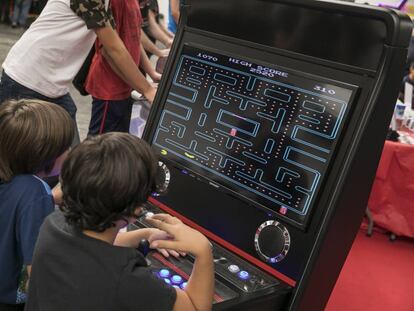 Dos niños juegan a Pac-Man en Retrobarcelona.