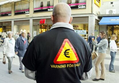 Un activista sueco porta una camiseta alertando contra el euro.