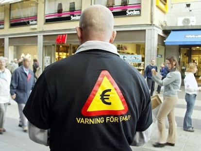 Un activista sueco porta una camiseta alertando contra el euro.