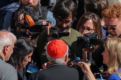 El cardenal español Aquilino Bocos Merino responde a los periodistas este jueves, antes de entrar a las congregaciones generales en el Vaticano. Kevin Coombs (REUTERS)