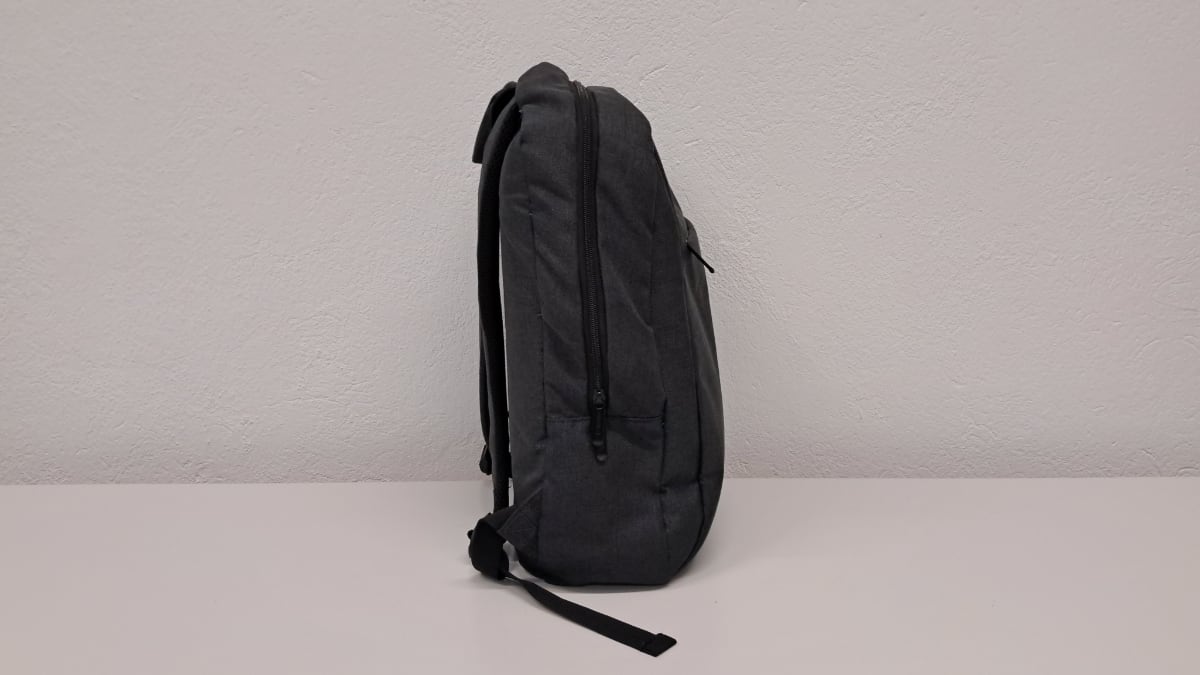 La mochila para portátil de perfil con el ordenador y el resto de accesorios dentro.