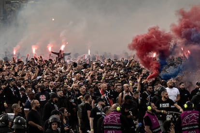 Radicales del Paris Saint-Germain son escoltados hacia el Estadi Olímpic antes del inicio del partido que enfrentará a su equipo con el FC Barcelona el 16 de abril.