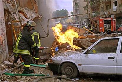 Los bomberos tratan de extinguir el incendio provocado por una explosión de gas en Roma.