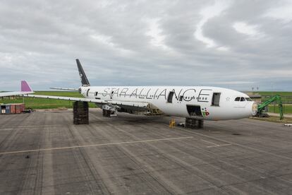 Un avión en proceso de desmantelamiento en el aeropuerto de Alguaire.