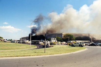 Uma coluna de fogo e fumaça sai da fachada do Pentágono após o impacto de um avião da American Airlines sequestrado por cinco terroristas sauditas.