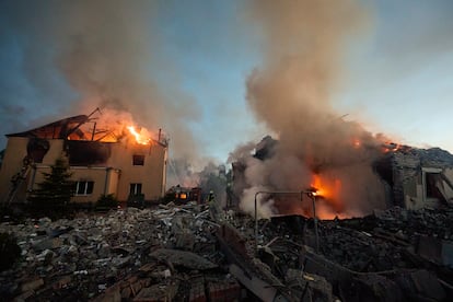 Los bomberos trabajan en las tareas de extinción de los incendios provocados por los ataques rusos sobre la ciudad de Járkov (Ucrania), este viernes.