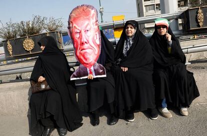 Un grupo de mujeres iran&iacute;es posa con una efigie de Donald Trump, en los actos conmemorativos por el 39 aniversario del triunfo de la Revoluci&oacute;n Isl&aacute;mica, en Teher&aacute;n, el 11 de febrero de 2018