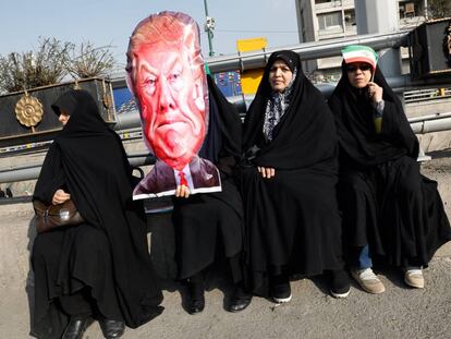 Un grupo de mujeres iran&iacute;es posa con una efigie de Donald Trump, en los actos conmemorativos por el 39 aniversario del triunfo de la Revoluci&oacute;n Isl&aacute;mica, en Teher&aacute;n, el 11 de febrero de 2018