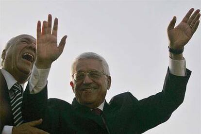 El presidente palestino, Mahmud Abbas, saluda a un grupo de manifestantes ayer en la ciudad de Gaza.