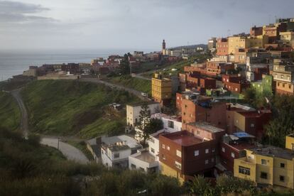 El barrio de El Príncipe es el único de población totalmente musulmana, el más azotado por el paro y la marginación, y desde 2006 han sido detenidos en este territorio sin ley 20 personas acusadas de yihadismo. En las calles de El Príncipe no hay policía; sólo suben a este barrio fronterizo con el Tarajal cuando hay que realizar detenciones.