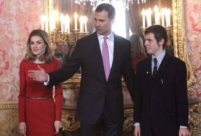 Don Felipe y doña Letizia junto a Cristóbal Ugarte, nieto de Nicanor Parra que recogerá el galardón concedido a su abuelo en la ceremonia del próximo lunes 23