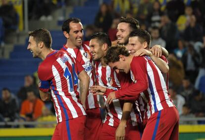 Los jugadores del Atlético celebran el primer gol.