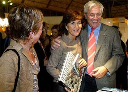 La ministra Carmen Calvo; el alcalde de Barcelona, Joan Clos, y la consejera catalana, Caterina Mieras (a la izquierda), en la inauguración de Liber.