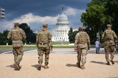 Soldados de la Guardia Nacional del Distrito de Columbia patrullan en el 'National Mall', este jueves.