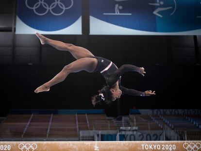 Simone Biles practica un salto en el entrenamiento en el Centro de Gimnasia Ariake en Tokio.