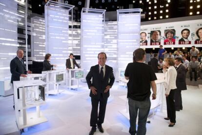 El socialista François Hollande (en el centro), tras un debate televisado con el resto de candidatos.