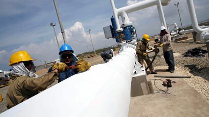 Trabajadores en Manaure (Colombia) ajustan una válvula del gasoducto que conecta con Venezuela, en 2007, un día antes de su inauguración.