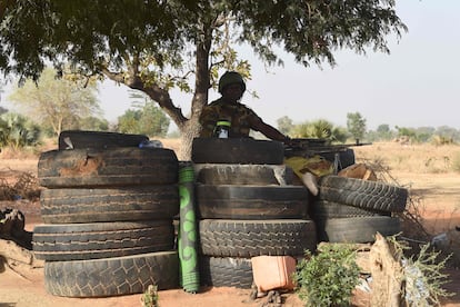 Un soldado togolés vigila en Yemboate, cerca de la frontera con Burkina Faso, el pasado 17 de febrero.