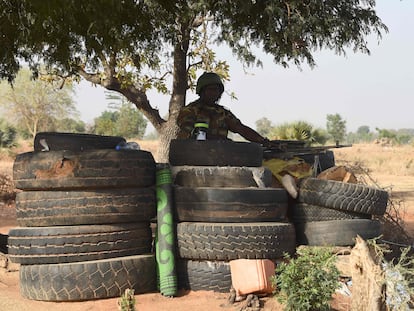 Un soldado togolés vigila en Yemboate, cerca de la frontera con Burkina Faso, el pasado 17 de febrero.