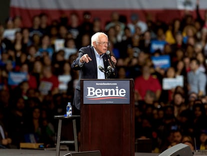 Bernie Sanders durante um comício em Los Angeles.