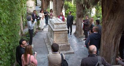 Visitantes en los jardines  la Fundaci&oacute;n Rodr&iacute;guez-Acosta. 