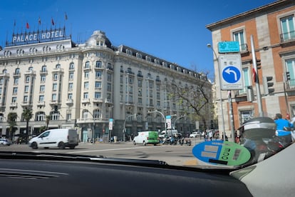 Interior de un vehículo con etiqueta Eco.