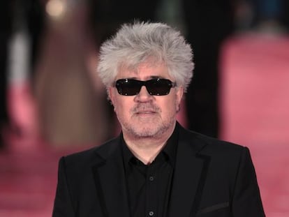 El director Pedro Almodovar, en la alfombra roja a su llegada a la Gala de los XXVI Premios Goya.