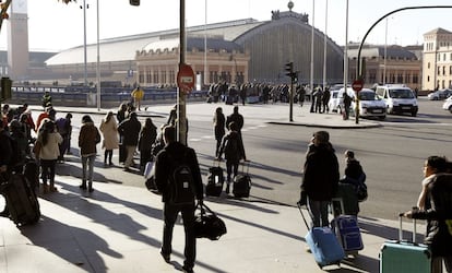 Los sanitarios del Samur-Protección Civil han tenido que atender a cuatro personas por crisis de ansiedad y a una de ellas, una joven, por una contusión en una muñeca al golpearse mientras salía del tren donde se encontraba el detenido.