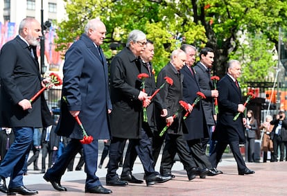 Desde la izquierda, Nikol Pashinián, primer ministro de Armenia; Alexandr Lukashenko, presidente de Bielorrusia; Kasim-Yomart Tokáev, presidente de Kazajistán; Sadyr Zhaparov, presidente de Kirguistán; Vladímir Putin, presidente de Rusia; Emomali Rahmon, presidente de Tayikistán, Serdar Berdimuhamedow, presidente de Turkmenistán, y Shavkat Mirziyoyev, presidente de Uzbekistán depositan flores en la Tumba del Soldado Desconocido en el Kremlin.