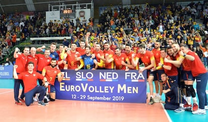 Los jugadores de la selección española de voleibol celebran la clasificación para el Europeo.