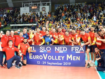 Los jugadores de la selección española de voleibol celebran la clasificación para el Europeo.