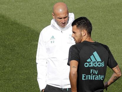 Ceballos y Zidane, en un entrenamiento del Real Madrid.