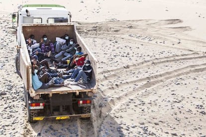 El grupo de inmigrantes, en el monento de su traslado en un camión del servicio de basuras.