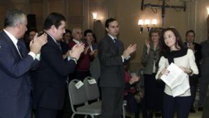 Teresa Jiménez Becerril, durante un acto de homenaje a su hermano celebrado en 2004.