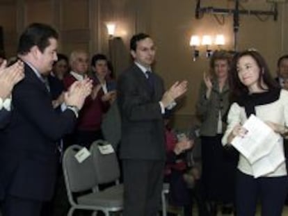 Teresa Jim&eacute;nez Becerril, durante un acto de homenaje a su hermano celebrado en 2004.