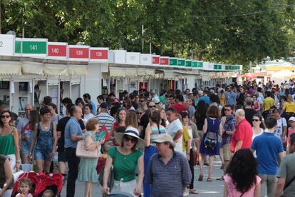 Asistentes a la Feria del Libro de Madrid la primavera pasada, el 11 de junio.