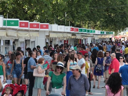 Asistentes a la Feria del Libro de Madrid la primavera pasada, el 11 de junio.